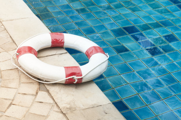 在池边环起来图片下载