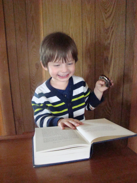 在讲台上微笑的男孩图片下载