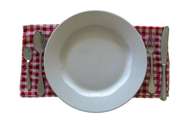 用刀、匙、叉装盘，放在红色格子布上图片下载