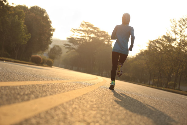 年轻的健身女运动员在日出大道上跑步图片下载