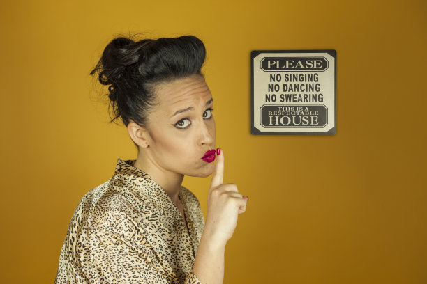 特写肖像美丽的别针上的女孩。图片下载