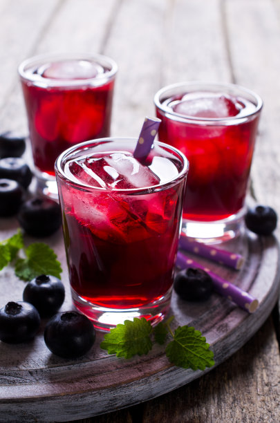 透明喝蓝莓图片下载