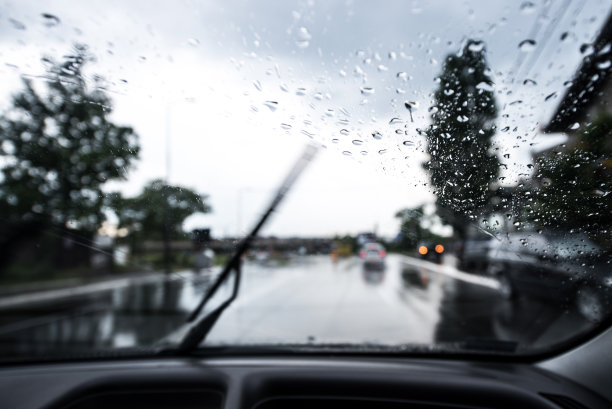 在下雨时查看行驶中的汽车挡风玻璃图片下载