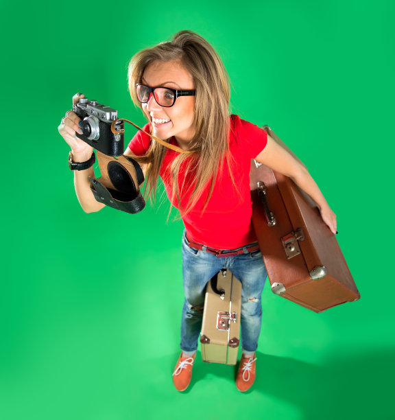 带着相机的年轻游客图片下载