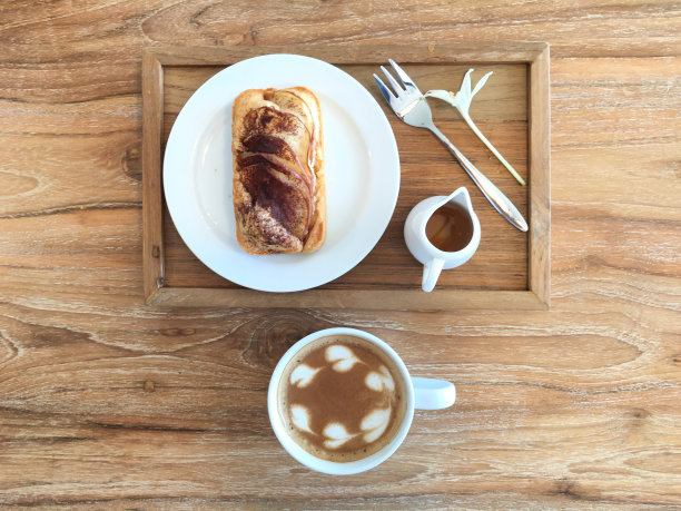 苹果肉桂面包蛋糕和咖啡在木桌上图片下载