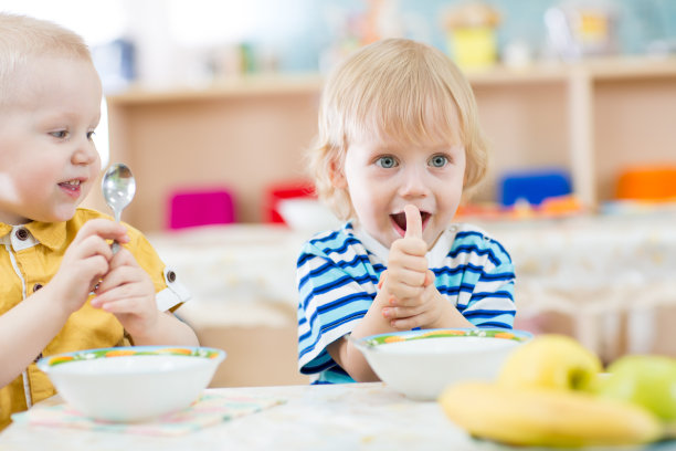 孩子在幼儿园吃饭，还竖起大拇指图片下载