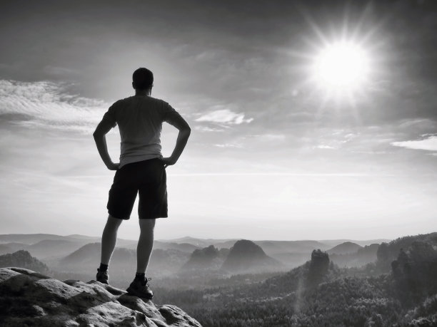 快乐的徒步者站在岩石帝国公园的陡峭悬崖上图片下载