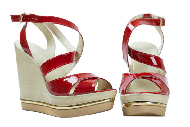 一双红色的女鞋图片下载