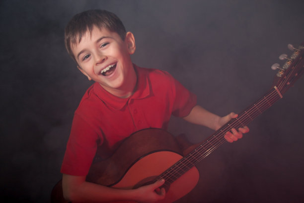 快乐的吉他男孩图片下载