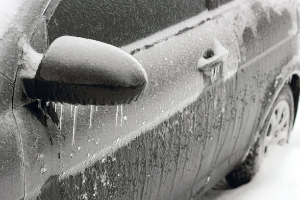 挂在车上的冰柱图片下载