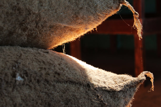 阳光照在满是灰尘的储物袋的角落图片下载