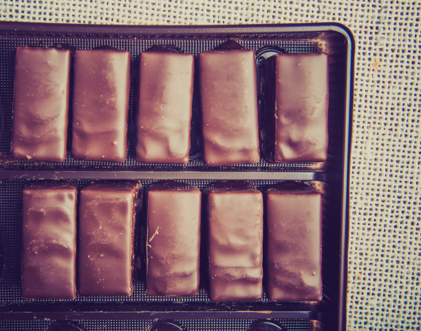 盒子里美味的巧克力果仁的复古照片图片下载