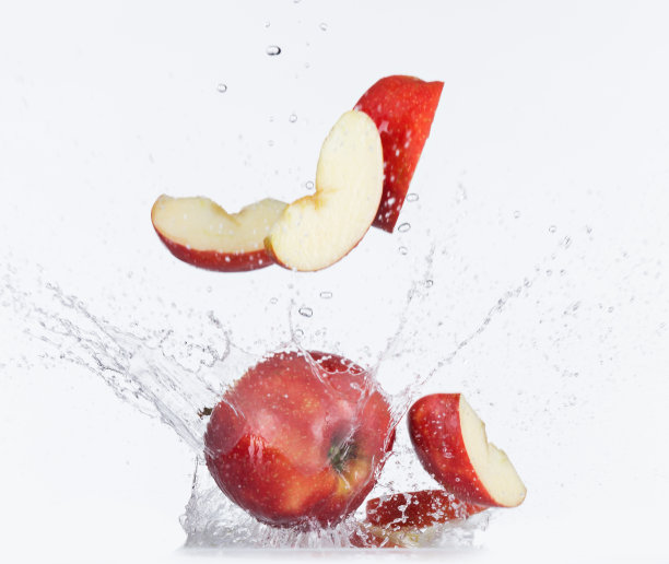 新鲜的红苹果与水飞溅图片下载