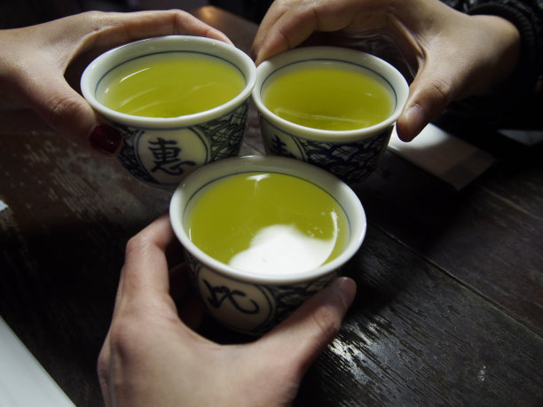 碰杯喝绿茶图片下载