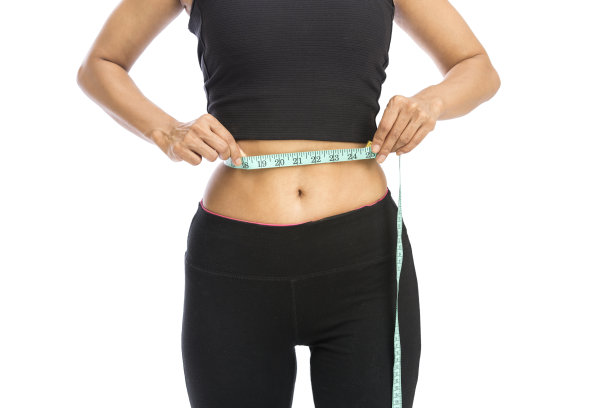 年轻女性在测量腰围图片下载