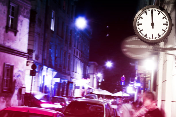 夜生活，夜晚的城市，街道时钟，交通图片下载