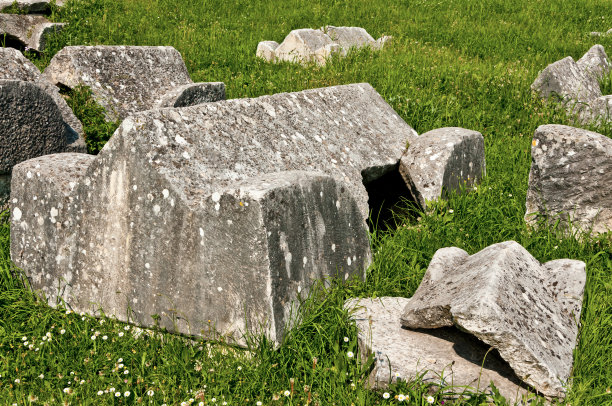 克罗地亚Marusinac，覆盖着青草的古罗马石棺图片下载