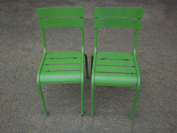 两个空椅子图片下载