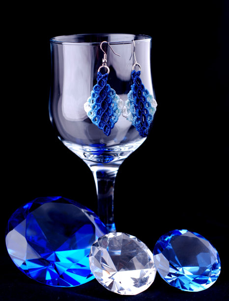 黑色背景上的钻石特写图片下载