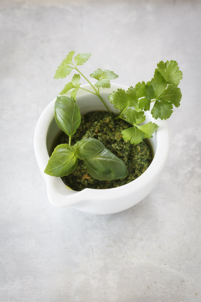 研钵加欧芹罗勒香蒜酱图片下载