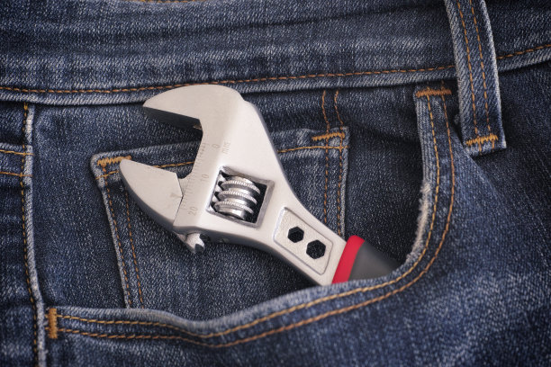 牛仔裤口袋里的可调扳手图片下载