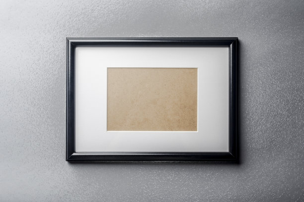 黑色薄框架在灰色玻璃背景图片下载