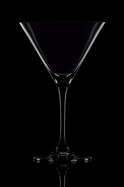 黑色背景下的空马提尼酒杯。图片下载