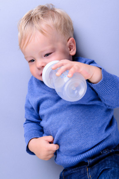 带奶嘴的婴儿图片下载