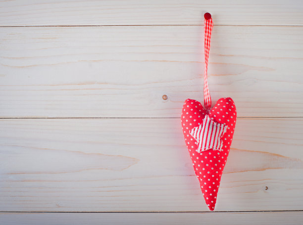 红色的心和圆点图片下载