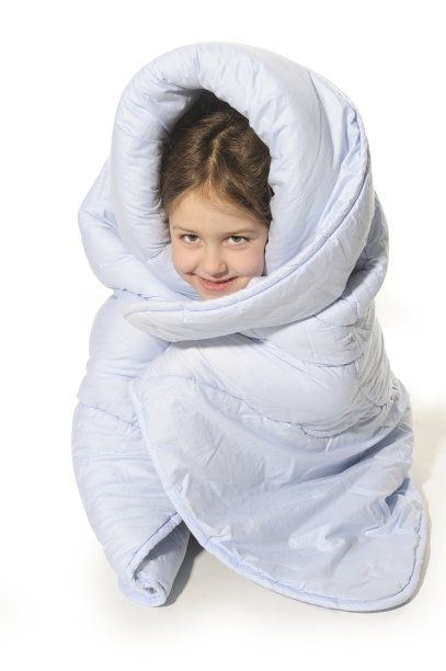 小女孩在玩，裹着蓝色的毯子，白色的背景。图片下载