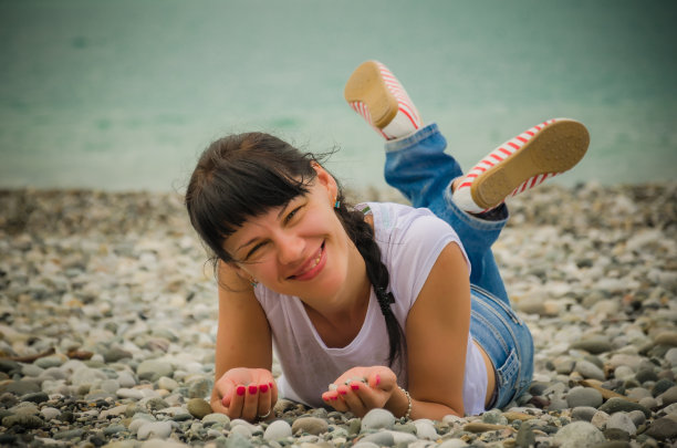 沙滩上的女孩图片下载