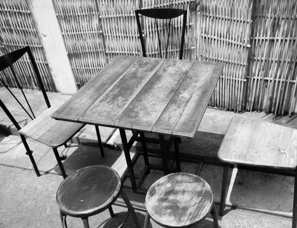 复古的木椅和桌子图片下载