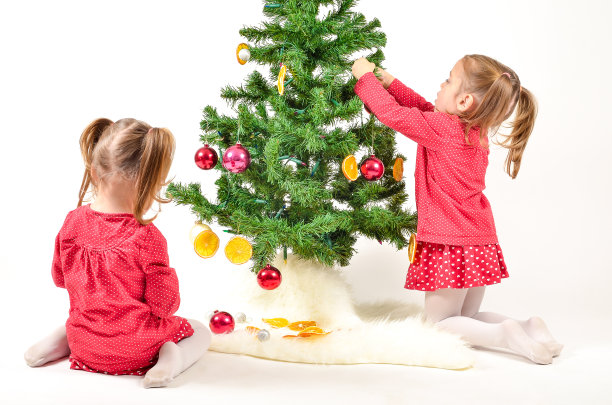 孩子们正在装饰圣诞树图片下载