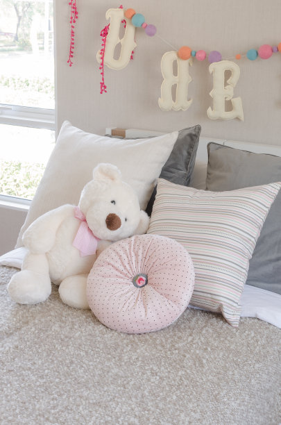 在孩子的床上有枕头的洋娃娃图片下载