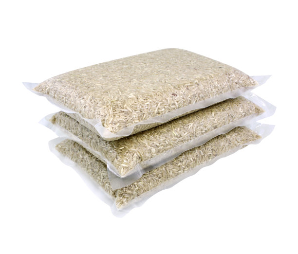 真空袋装糙米在白色背景上分离图片下载