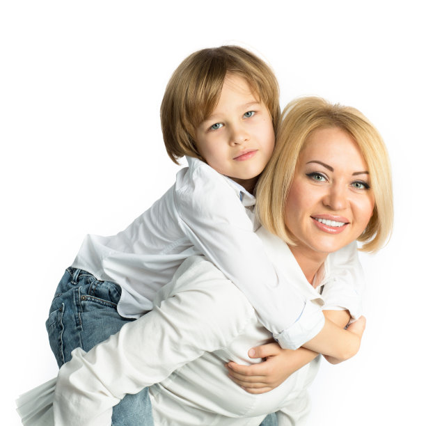 母亲和儿子的肖像。孤立在白色图片下载