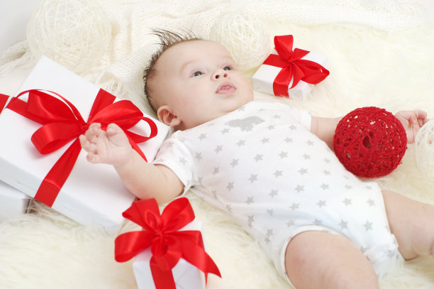 3个月大的婴儿躺在礼物堆里图片下载