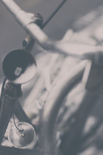 破旧的自行车，破灯，单色图片下载