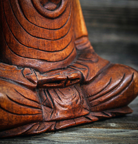 禅修的概念形象以佛的手为焦点图片下载