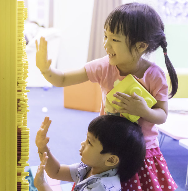 亚洲儿童玩针板玩具图片下载