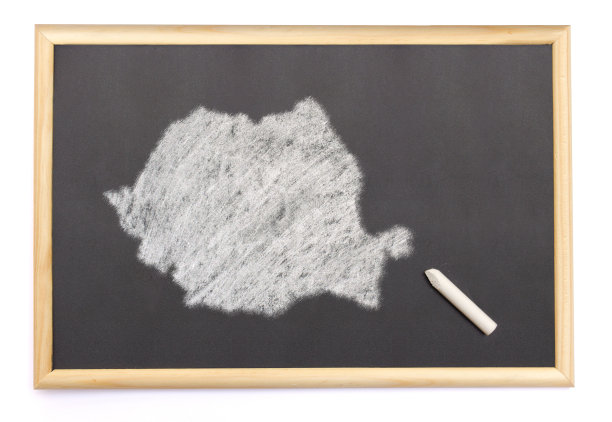 黑板上画着罗马尼亚的形状。图片下载