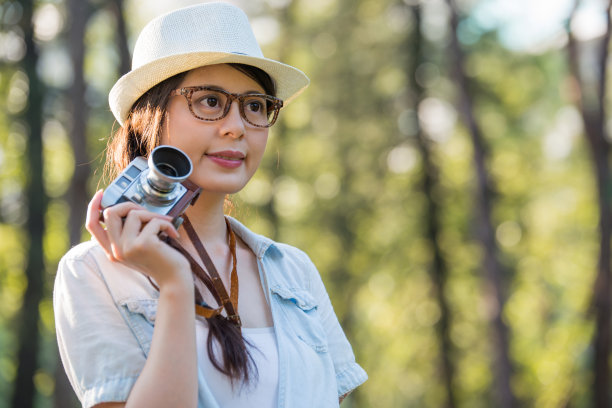 美丽的亚洲女孩微笑着与复古相机拍摄，ou图片下载