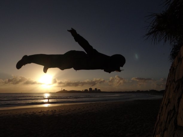 在海滩上跳高图片下载