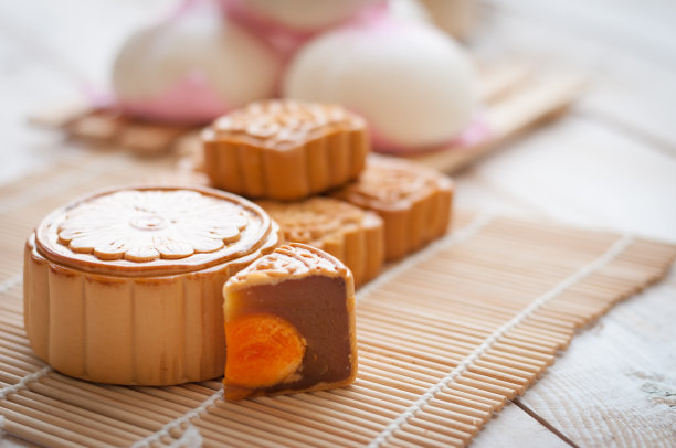 中秋月饼放在木板上素材图片