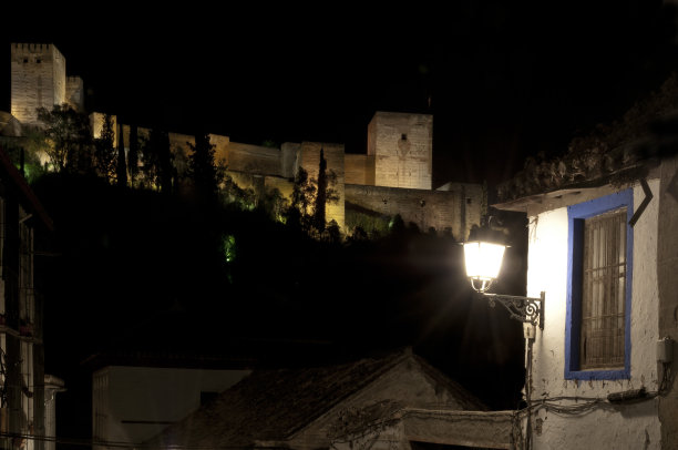 从阿尔巴津到晚上的阿尔罕布拉宫图片下载