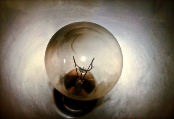 灯泡和金属图片下载