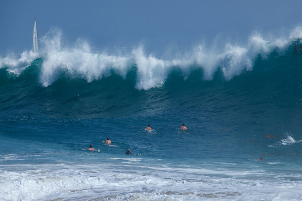 在巨浪中游泳图片下载