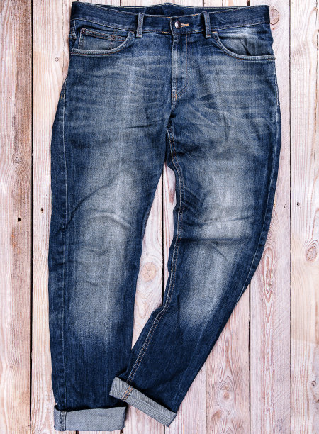 蓝色牛仔裤裤子孤立在一个木制背景图片下载