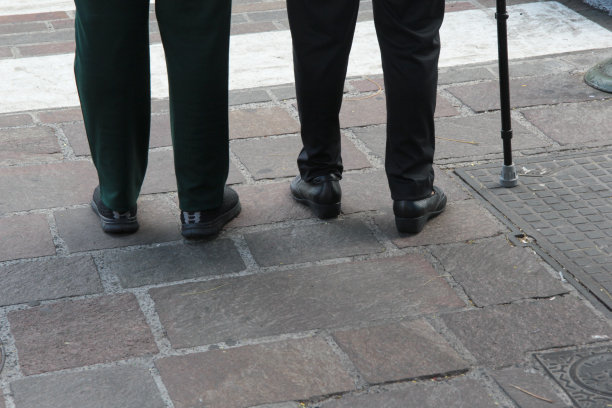 低部分的老年夫妇户外图片下载