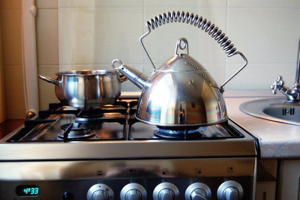 煤气炉上的热茶图片下载